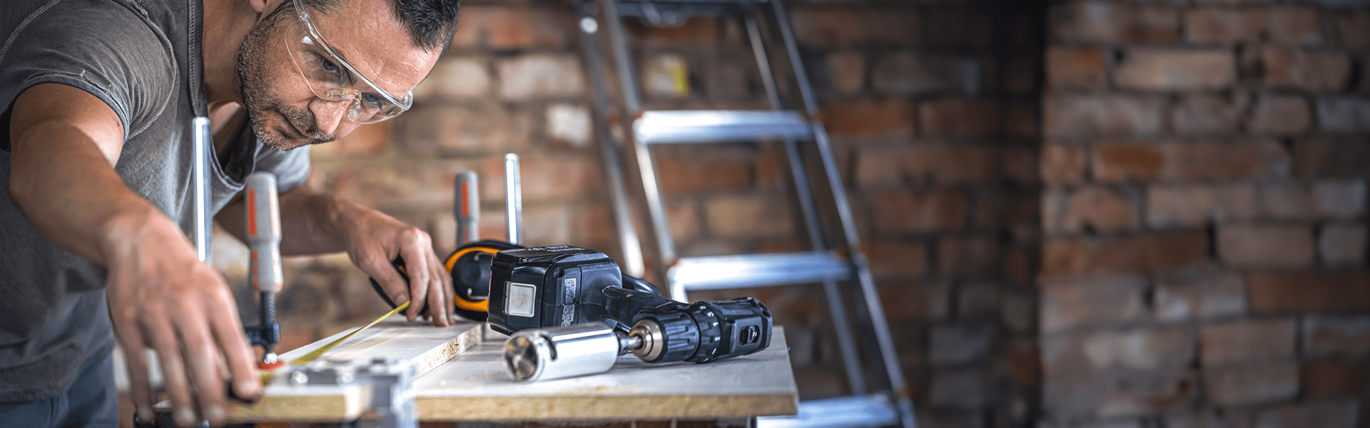 Hammer vs Mallet: Choosing the Right Striking Tool